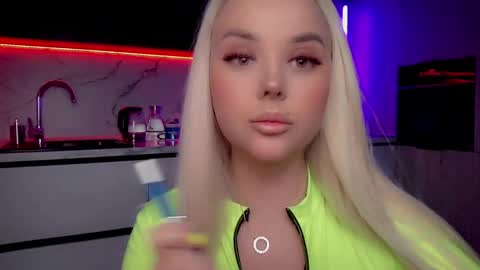 Snapshot of blond_diamond chatting on 02.21.25 Lana online show from 02.21.25