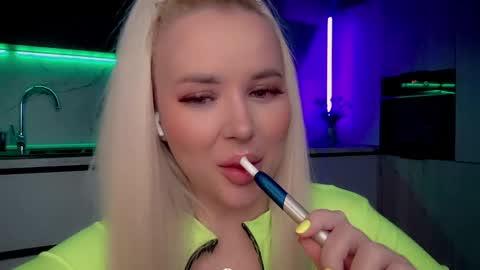 Snapshot of blond_diamond chatting on 02.21.25 Lana online show from 02.21.25