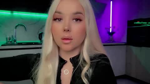 Snapshot of blond_diamond chatting on 03.04.25 Lana online show from 03.04.25