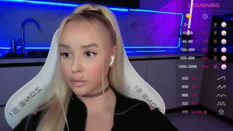 Snapshot of blond_diamond chatting on 09.12.25 Lana online show from 09.12.25