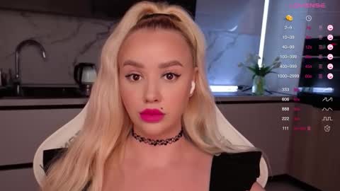 Snapshot of blond_diamond chatting on 09.18.25 Lana online show from 09.18.25