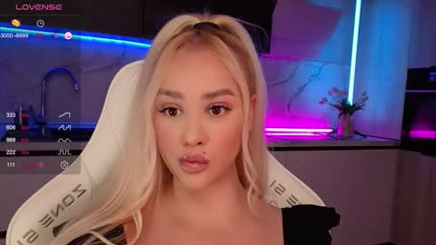 Snapshot of blond_diamond chatting on 10.18.25 Lana online show from 10.18.25