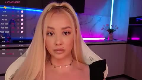 Snapshot of blond_diamond chatting on 10.19.25 Lana online show from 10.19.25