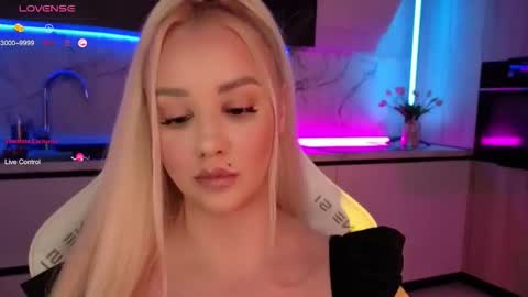 Snapshot of blond_diamond chatting on 10.24.25 Lana online show from 10.24.25
