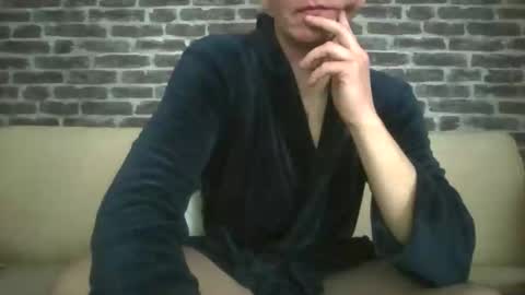 Snapshot of blondapollonl chatting on 12.03.25 Apollo online show from 12.03.25