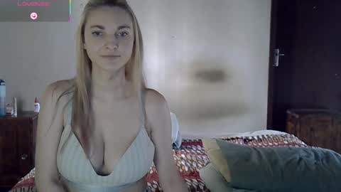 Snapshot of blondcouple57 chatting on 04.09.26 GokuPeach online show from 04.09.26