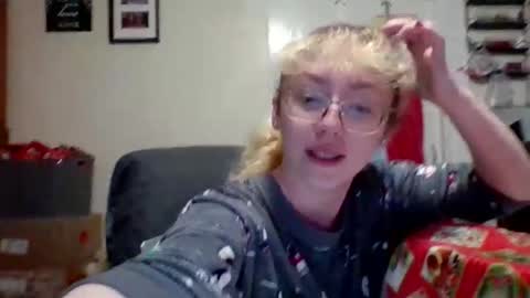 Snapshot of blonde_katie chatting on 12.30.24 Katie online show from 12.30.24