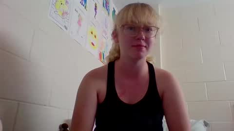 Snapshot of blonde_katie chatting on 09.29.25 Katie online show from 09.29.25
