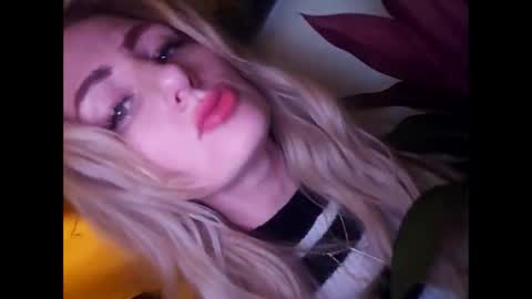 Snapshot of blondebellaaa3 chatting on 12.10.24 Gia  online show from 12.10.24