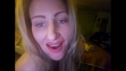 Snapshot of blondebellaaa3 chatting on 01.08.25 Gia  online show from 01.08.25