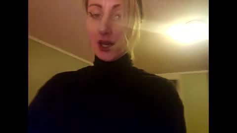 Snapshot of blondebellaaa3 chatting on 01.21.25 Gia  online show from 01.21.25