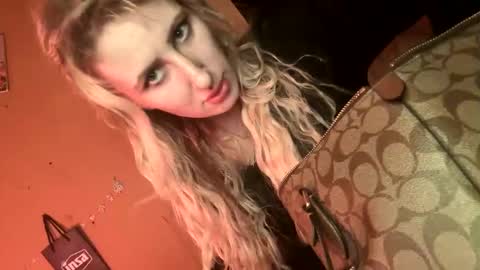 Snapshot of blondebellaaa3 chatting on 03.04.25 Gia  online show from 03.04.25