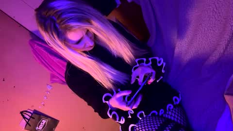 Snapshot of blondebellaaa3 chatting on 03.12.25 Gia  online show from 03.12.25