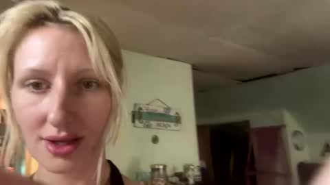 Snapshot of blondebellaaa3 chatting on 09.16.25 Gia  online show from 09.16.25