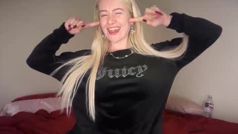 Snapshot of blondebunny999 chatting on 05.19.26 blondebunny999 online show from 05.19.26