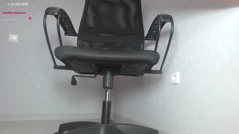 Im Di. I smell naked even when Im dressed. online show from 02.05.25