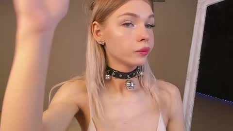 Snapshot of blondy_fina chatting on 05.19.26 blondy_fina online show from 05.19.26