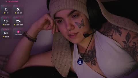 Snapshot of bluedweeb chatting on 10.05.25 Blue online show from 10.05.25