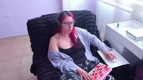 Snapshot of bonnie_moon_ chatting on 10.08.25 Bonnie Help me reach 500 likes online show from 10.08.25