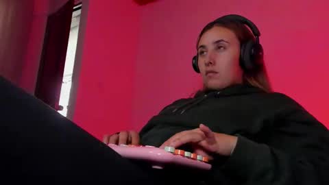 Bonnie Help me reach 500 likes online show from 12.22.25