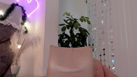 Snapshot of bonniecute_ chatting on 12.11.24 online show from 12.11.24