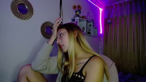 Snapshot of bonny_clyde_xx_ chatting on 12.11.24 Soffy Brooks Independent model online show from 12.11.24