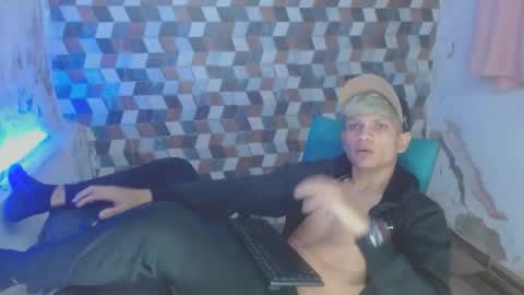 Snapshot of boybigcock_25cm chatting on 12.03.24 jhon deivis online show from 12.03.24