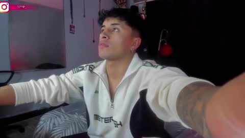Snapshot of boylatin_777 chatting on 02.13.25 miguel online show from 02.13.25