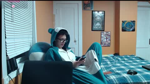 Snapshot of bright_pink_strawberry chatting on 01.09.25 Strawberry online show from 01.09.25