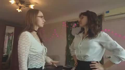 Mia and Maxina online show from 04.17.26