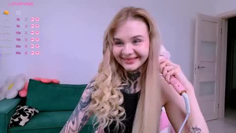 Snapshot of britney_lynch chatting on 05.25.26 Britney online show from 05.25.26