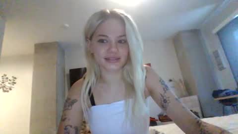 Snapshot of britneycherry08 chatting on 06.18.26 britneycherry08 online show from 06.18.26