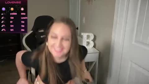 Snapshot of brookebee27 chatting on 03.11.25 brookebee online show from 03.11.25