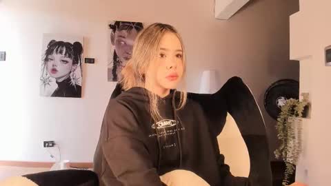 Nat  Independent model  Please help me to reach 200 thumbs up online show from 03.23.26