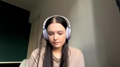 Snapshot of brunaceasor chatting on 04.29.26 Luna online show from 04.29.26