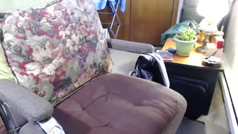 Snapshot of bucksalls chatting on 12.28.24 Slim online show from 12.28.24