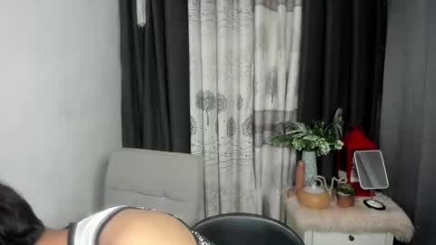 Snapshot of bump_me_baby chatting on 12.01.25 zy online show from 12.01.25