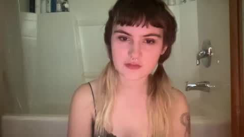 esme gray online show from 10.22.25