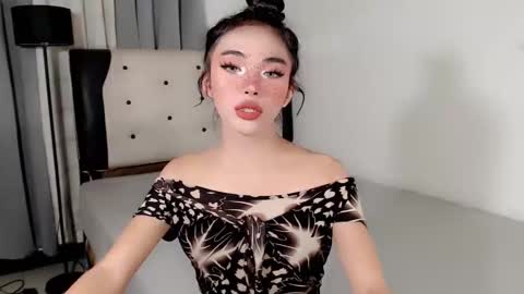 Snapshot of call_me_nina chatting on 05.17.26 call_me_nina online show from 05.17.26