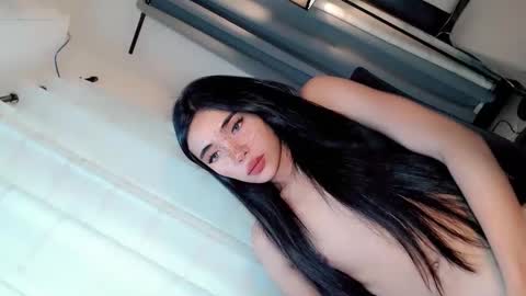 Snapshot of call_me_nina chatting on 06.05.26 call_me_nina online show from 06.05.26