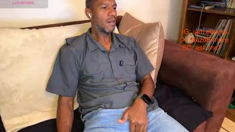 My name is Robert  Dont be shysay hi I love to chat. For requests or dirty talk please use tips  online show from 03.28.26