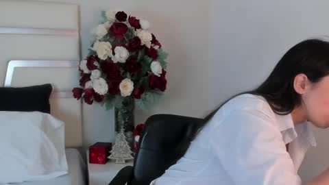 Snapshot of camilasofiia chatting on 12.27.24 Camila online show from 12.27.24