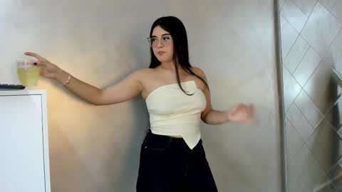 Snapshot of camilasofiia chatting on 09.12.25 Camila online show from 09.12.25