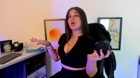 Snapshot of camilasofiia chatting on 10.28.25 Camila online show from 10.28.25