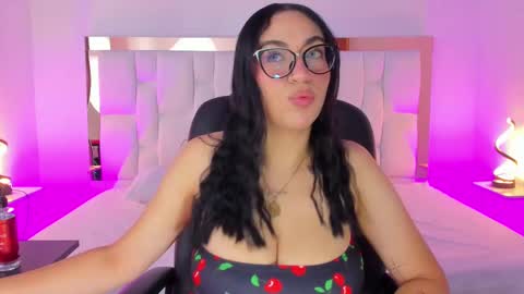 Snapshot of camille_juicy chatting on 09.11.25 Camille online show from 09.11.25