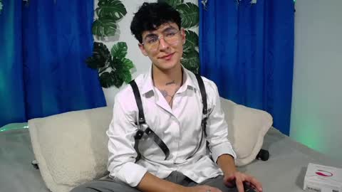 Snapshot of camilo_xcam chatting on 02.05.25 CAMILO online show from 02.05.25