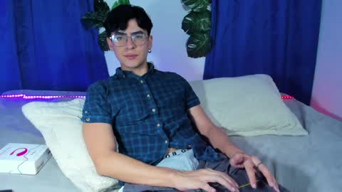 Snapshot of camilo_xcam chatting on 02.10.25 CAMILO online show from 02.10.25