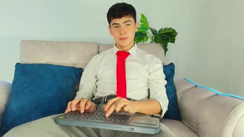 Snapshot of camilo_xcam chatting on 10.01.25 CAMILO online show from 10.01.25