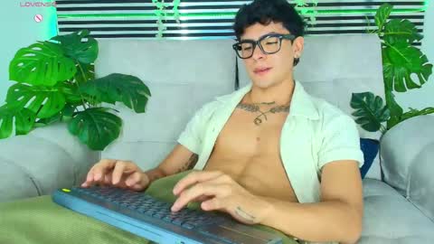 Snapshot of camilo_xcam chatting on 04.24.26 CAMILO online show from 04.24.26