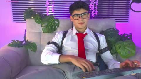 Snapshot of camilo_xcam chatting on 06.06.26 CAMILO online show from 06.06.26